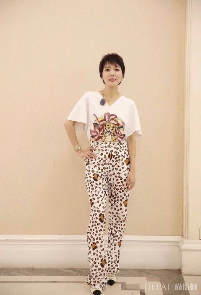 杨乐乐穿一条花裤子录综艺，41岁了气质真好