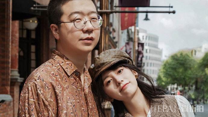 李诞和黑尾酱又被偶遇吃“路边摊”?两人不但坐得远,全程还无交流