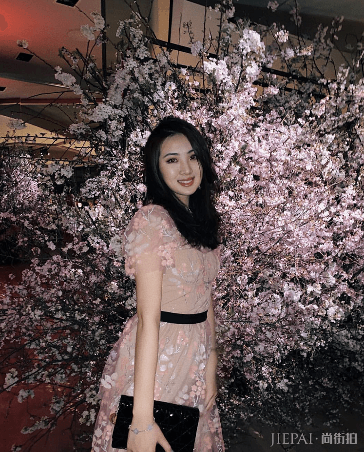 华为老总21岁小女儿,气质出众不输明星,才貌双全太优秀