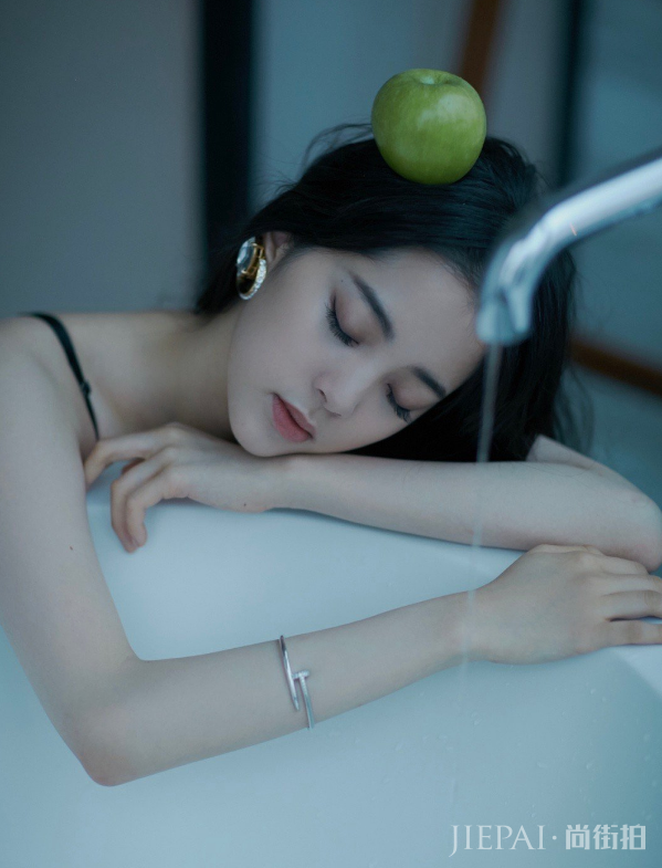 欧阳娜娜背心搭帆布鞋也这么时尚,一点不像小姑娘