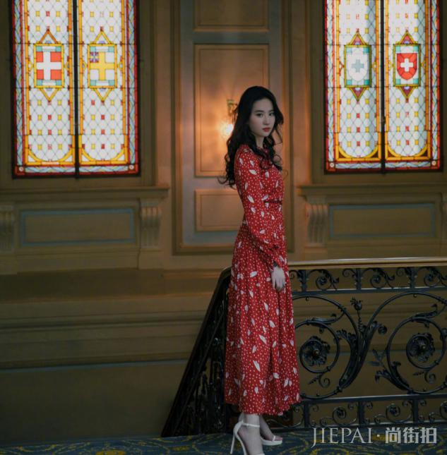 做发型除了看脸更要看这点，不压身高还显苗条，难怪明星身材都好