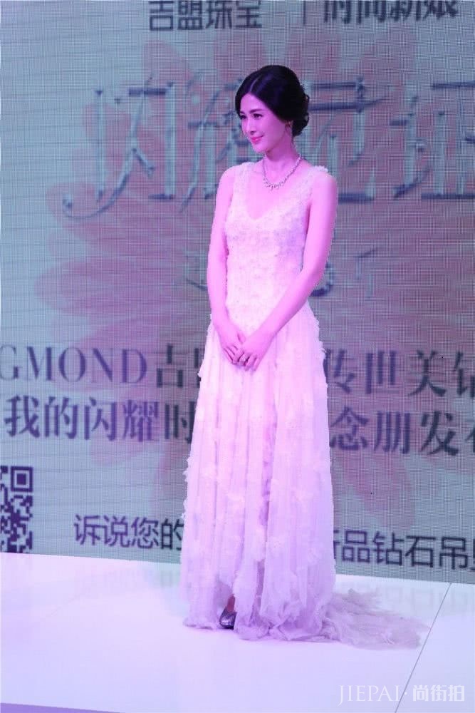 童蕾脸和身材不在一个级别上,一个老态尽显,一个婀娜多姿