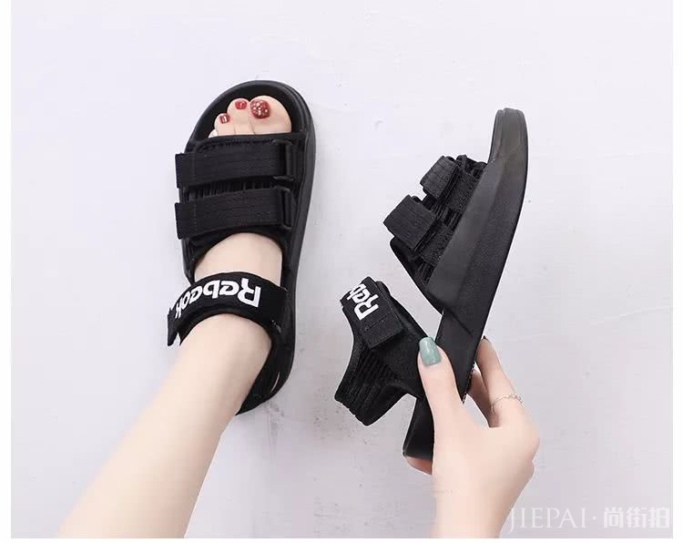 泫雅在穿的“丑丑鞋”,上脚超时髦