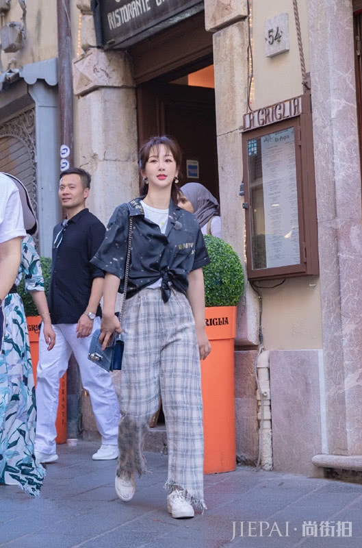 杨紫秀综艺新私服,穿衬衫再打个结才时髦,系发带后气质更好了