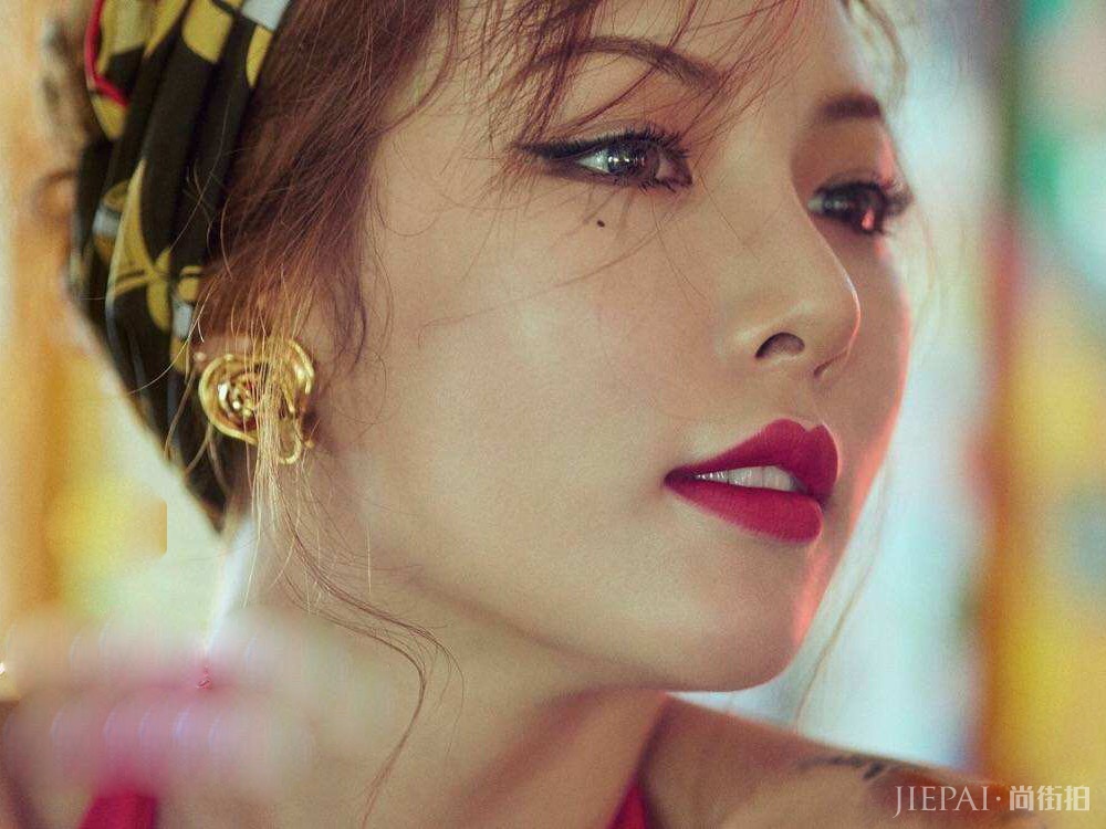 金泫雅身穿粉色条纹裙,抹口红素颜出街太有型