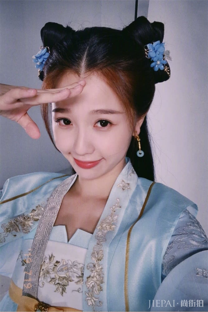 虞书欣晒生活照,造型百变古灵精怪