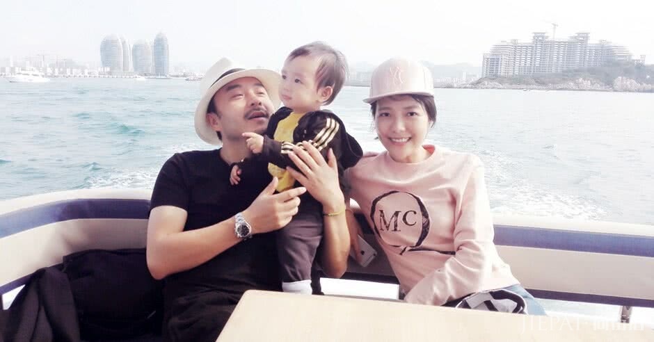 杨乐乐穿一条花裤子录综艺,41岁了气质真好