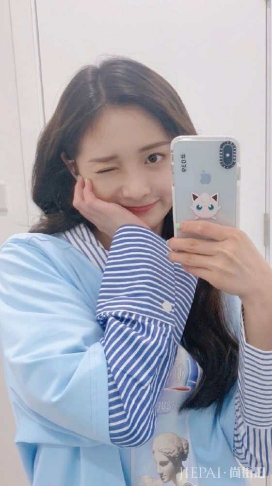 周洁琼吊带露脐背心很有看点，肉嘟嘟的肚子肉藏不住了，很可爱