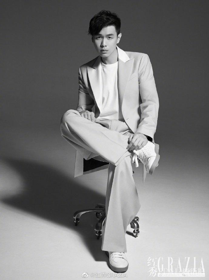 张若昀唐艺昕十指紧扣合拍七夕大片,唐艺昕“望夫眼”甜齁了