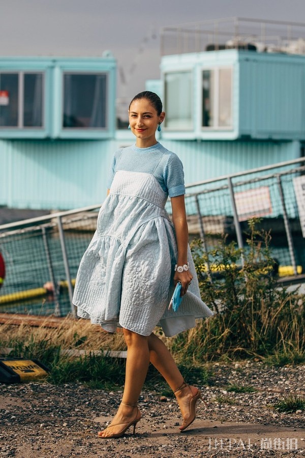 北欧女孩有多Chic?来翻翻2020春夏哥本哈根时装周秀场外街拍才知道!