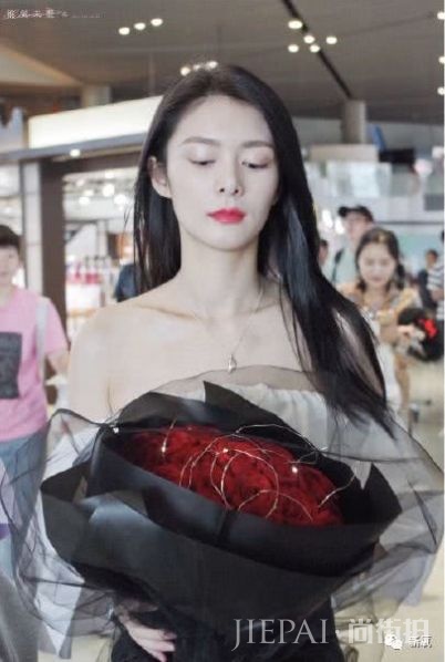 女明星的机场look,我羡慕的不是衣服是身材