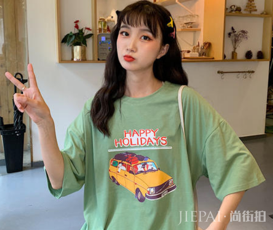 被夸为“打光板”的几件衣服,聪明女人会喜欢,因为穿上比旁人白