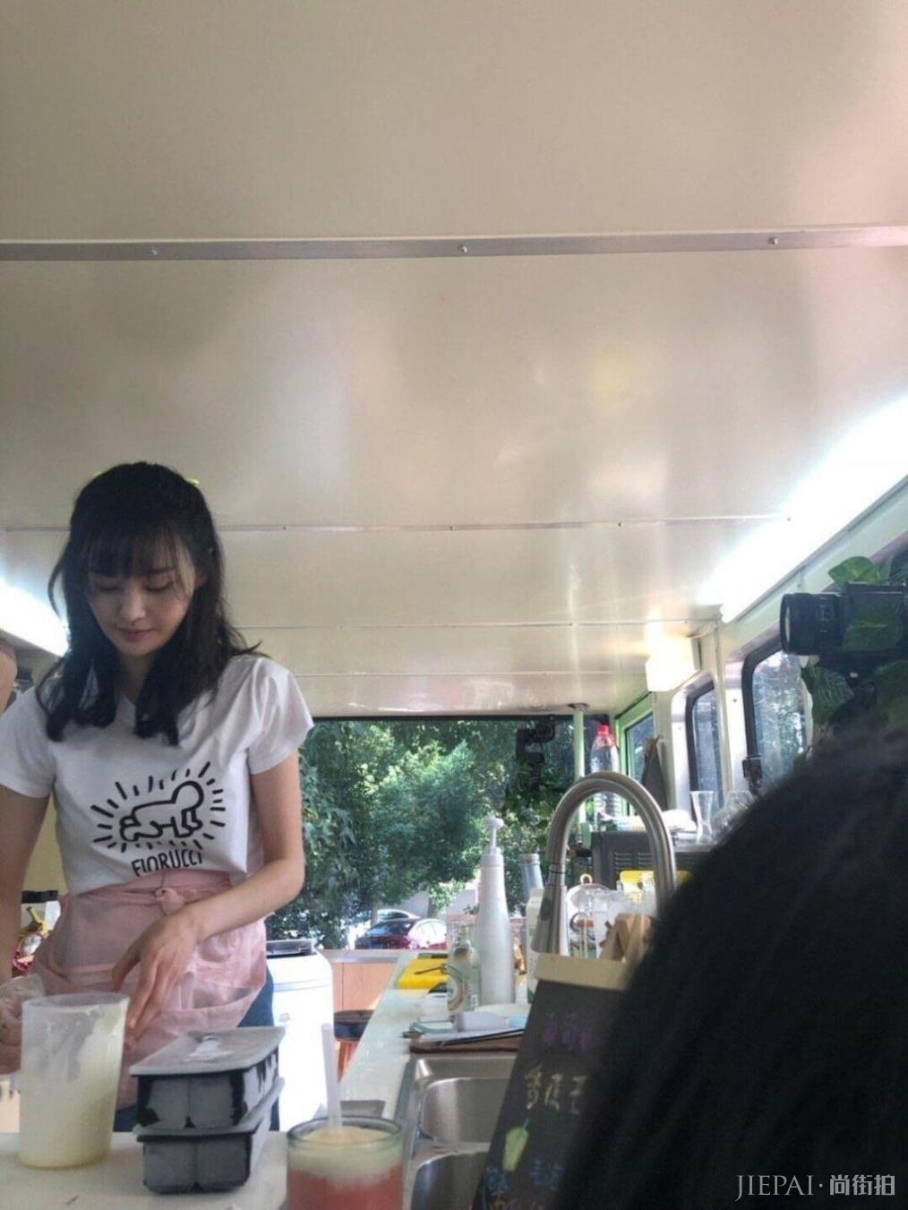 郑爽穿粉色围裙化身漂亮小厨娘,亲手为粉丝做奶茶太暖心