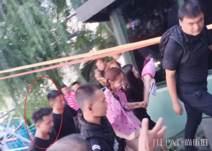 关晓彤超短裤白皙长腿吸睛,多名保镖护卫不许粉丝靠近阵容强大