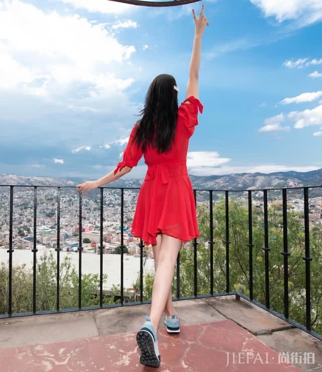 张雨绮紧跟潮流,私服穿红纱裙灵动优雅,宛如20岁小仙女