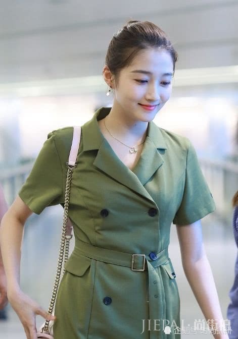 关晓彤照着泫雅的造型穿,居然还能这么大妈气质