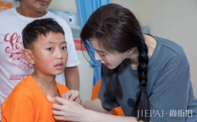 范冰冰去医院看望手术儿童,带着专业摄影师,网友吐槽:作秀!