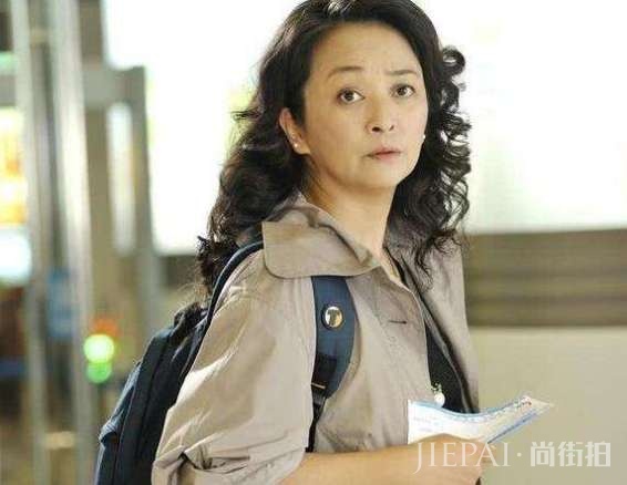 曾扬言不嫁中国人，嫁了三个外国老公都被抛弃，如今56岁成这样