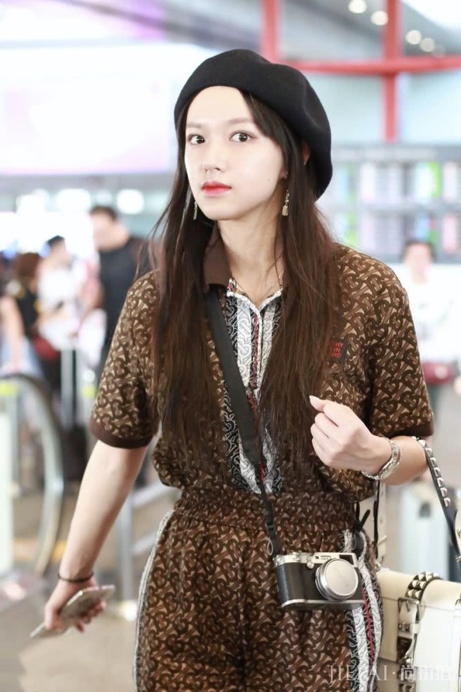 程潇一身复古装惊艳全场,个性爽朗也不缺性感,气质拿捏太好