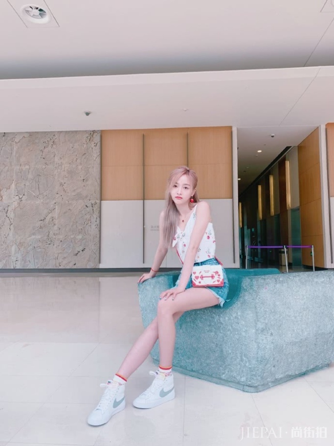吴宣仪晒自拍穿热短裤大秀美腿 精致五官仙女感十足