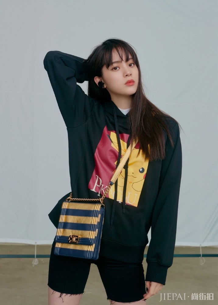欧阳娜娜穿皮卡丘卫衣配单车裤,凹造型帅出天际