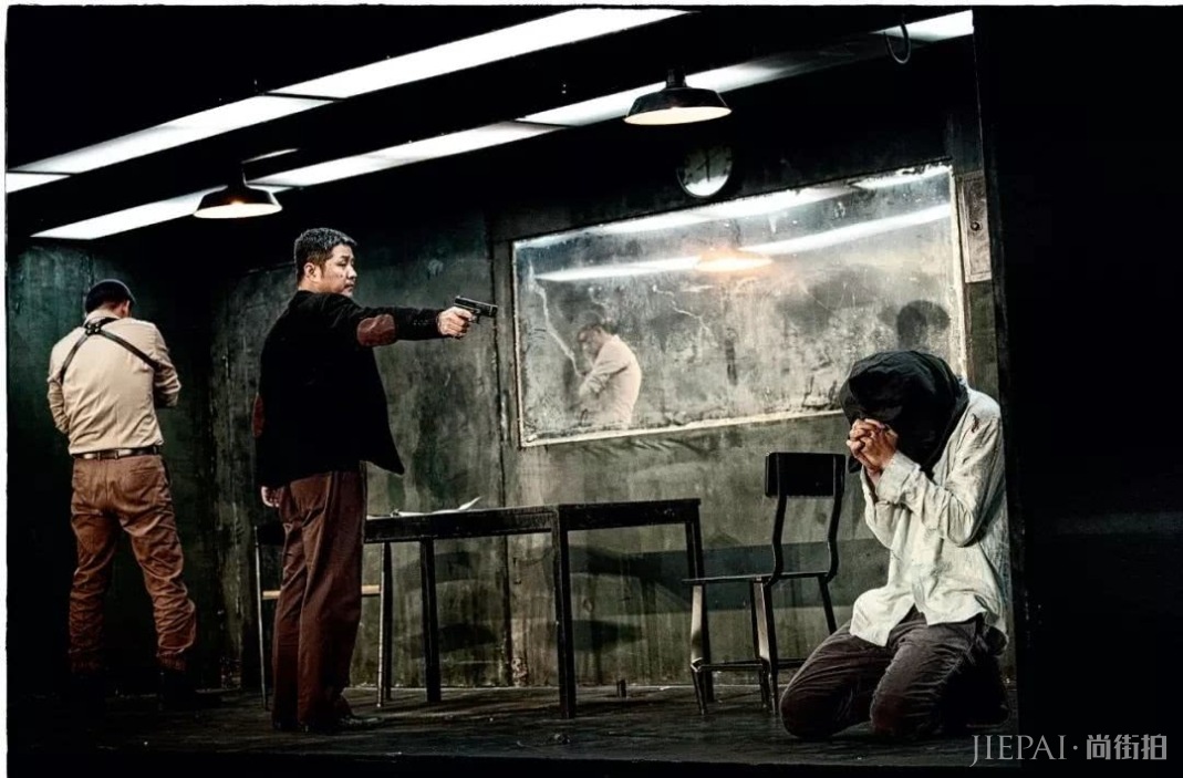 《三块广告牌》的导演写了一部虐童疑云