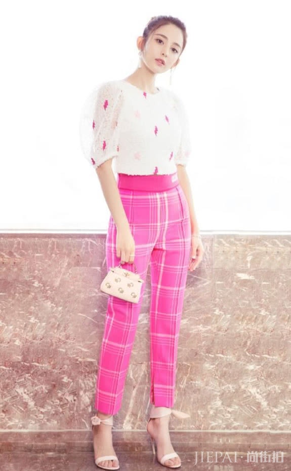 把格子印在裤子上,一起做随性洒脱的少女