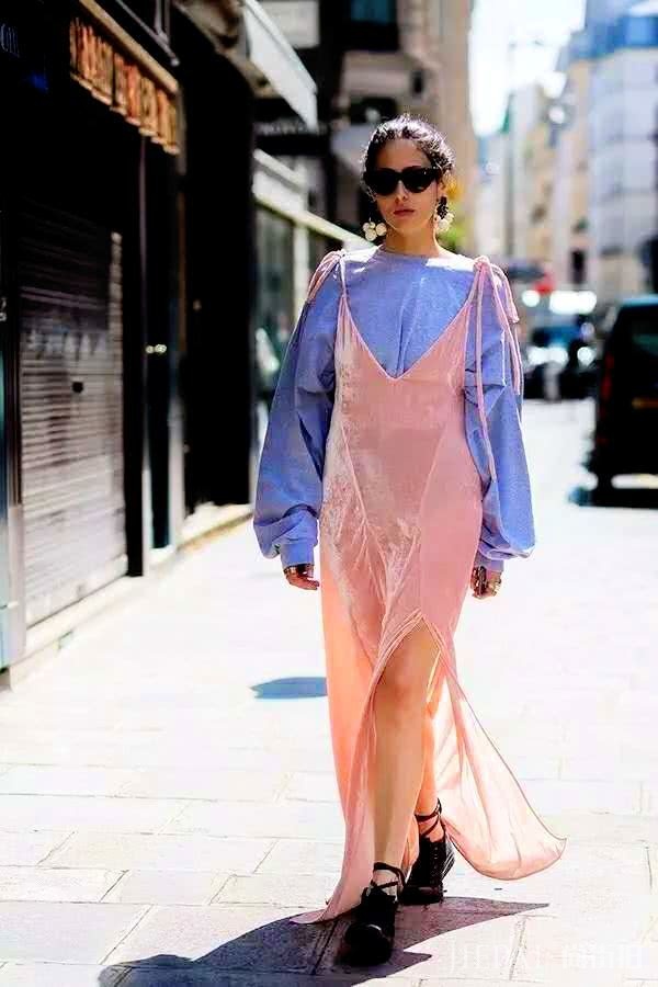 欧美街拍,又到了可以穿长裙的早秋了,看欧美潮女示范长裙搭什么鞋子好看