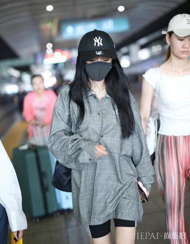 杨幂穿男友风上衣现身机场,离婚大半年终于重回“少女幂”人设