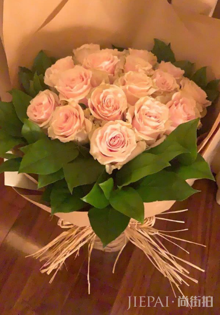 方媛生日郭富城零点送花，感谢丈夫甜蜜惊喜，重点强调送过好多回