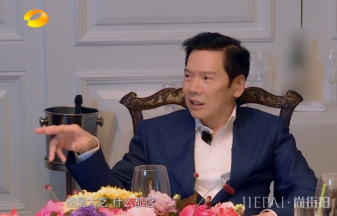 门当户对多重要?郭碧婷爸爸和向华强亲家见面,场面尴尬气氛冷