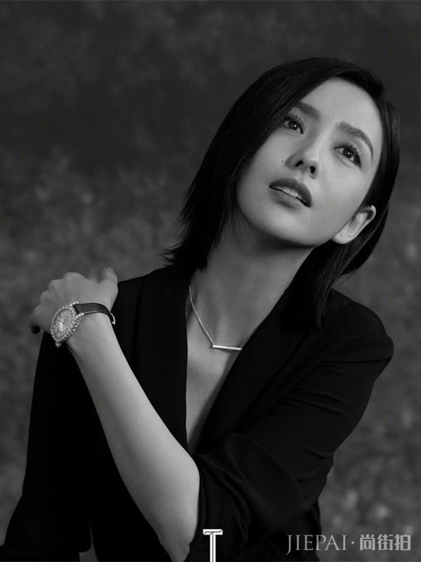 五个女人一台戏，姚晨穿皮质长裙身材火辣，佟丽娅却成古典美人