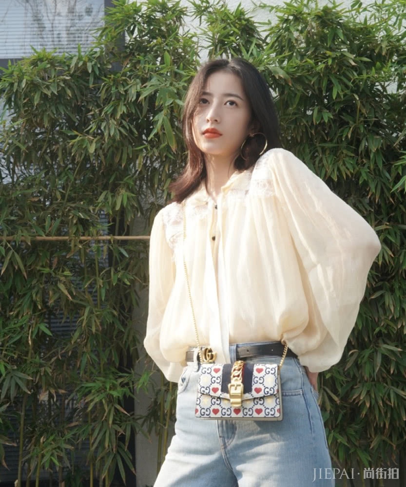 周雨彤清爽穿搭温柔又知性,气质真好