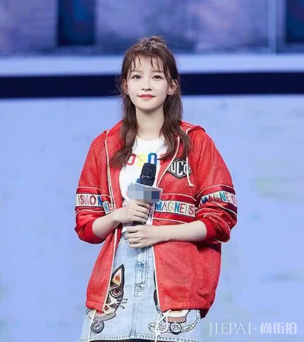 孙怡穿白色T恤搭配牛仔裙,青春十足