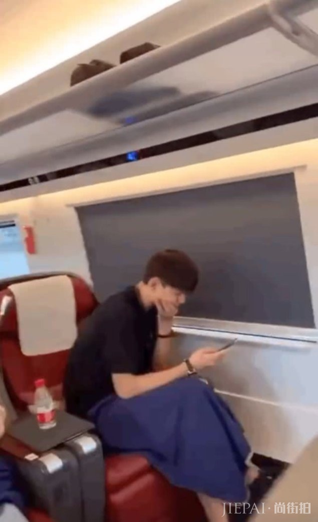 李现坐高铁被偶遇,为防止被粉丝认出,竟然“捂住腮帮”伪装自己