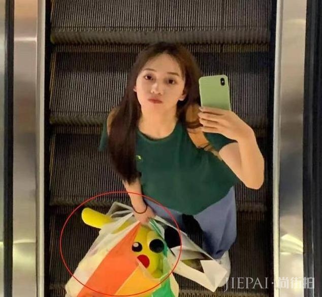 吴亦凡恋情曝光后，女友全面被深扒，前男友和同学全出来爆料了！