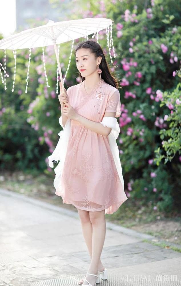 七夕约会怎么穿?一袭粉色中式连衣裙,清纯又甜美的初恋感