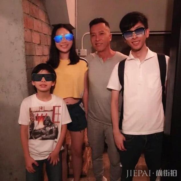 甄子丹全家出游享亲情乐独缺长子，15岁女儿175CM很抢镜