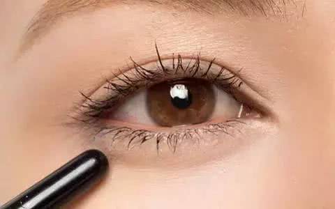 卧蚕有多重要？教你画女神标配卧蚕眼妆