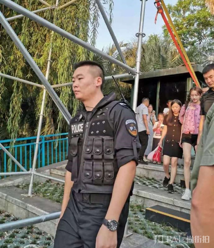 关晓彤超短裤白皙长腿吸睛,多名保镖护卫不许粉丝靠近阵容强大