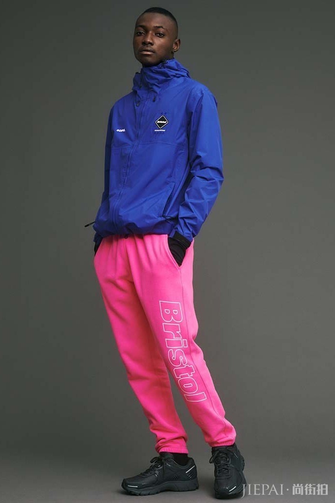 还是搞足球！但是这次 F.C. Real Bristol 街头化了！