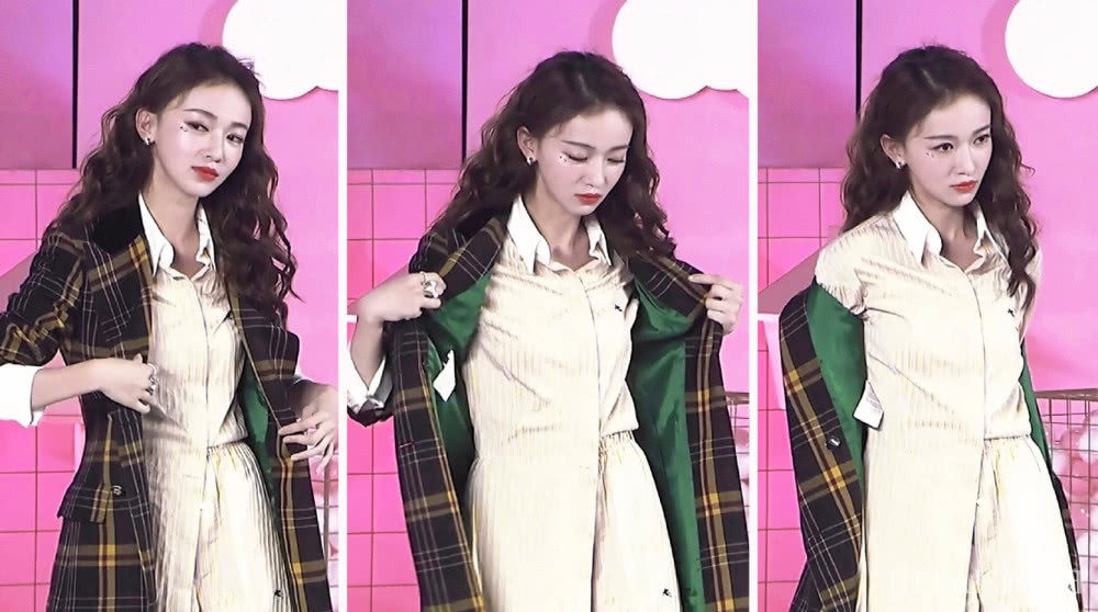 吴谨言三套造型现身29岁生日会,头顶编发卷毛,涨一岁反更甜美