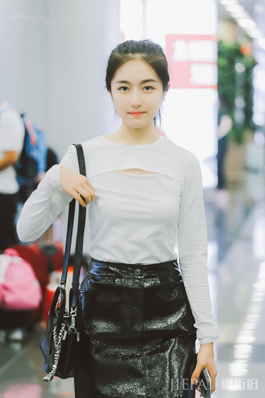 李兰迪穿印花T恤搭A字裙，长发披肩气质太好