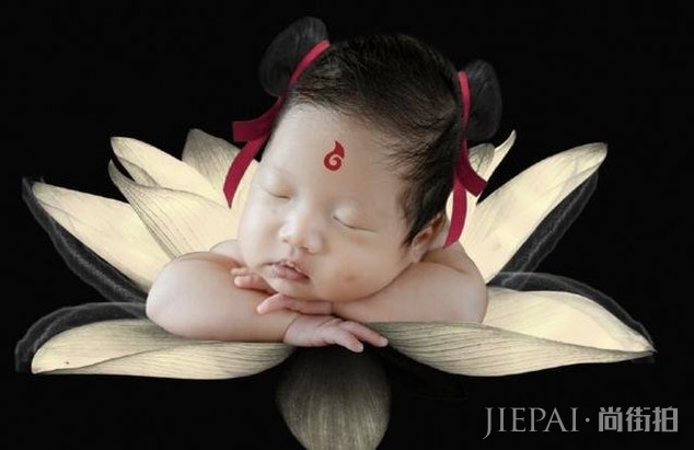 冉莹颖晒三个儿子温馨写真,羲羲在哥哥怀里安睡,长得太像轩轩了