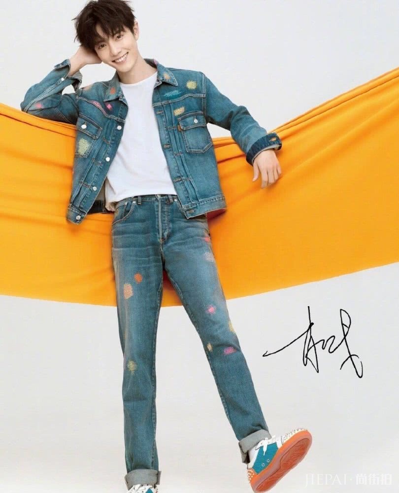 李现和肖战同穿牛仔套装拍杂志，到底谁才更有范？