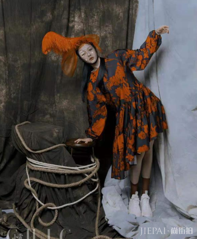 欧阳娜娜一袭蓝裙凹造型,全新妆容惊艳了,宋祖儿也曾化过雀斑妆