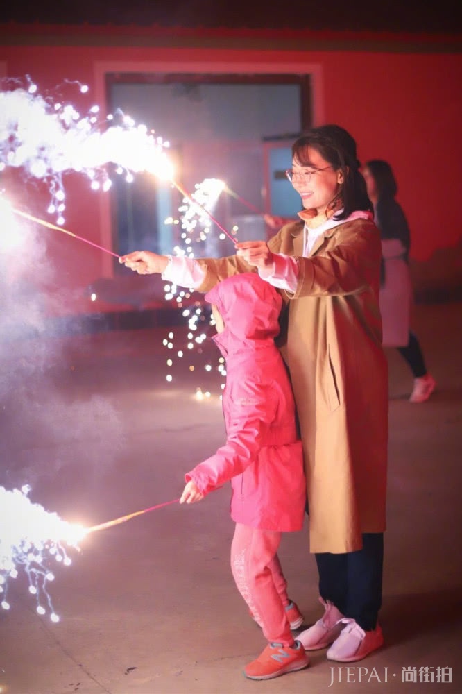 陈数穿冲锋衣扎半丸子头朴素接地气,反而越来越美了