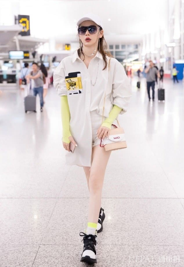 戚薇机场照穿普通马丁靴气场十足