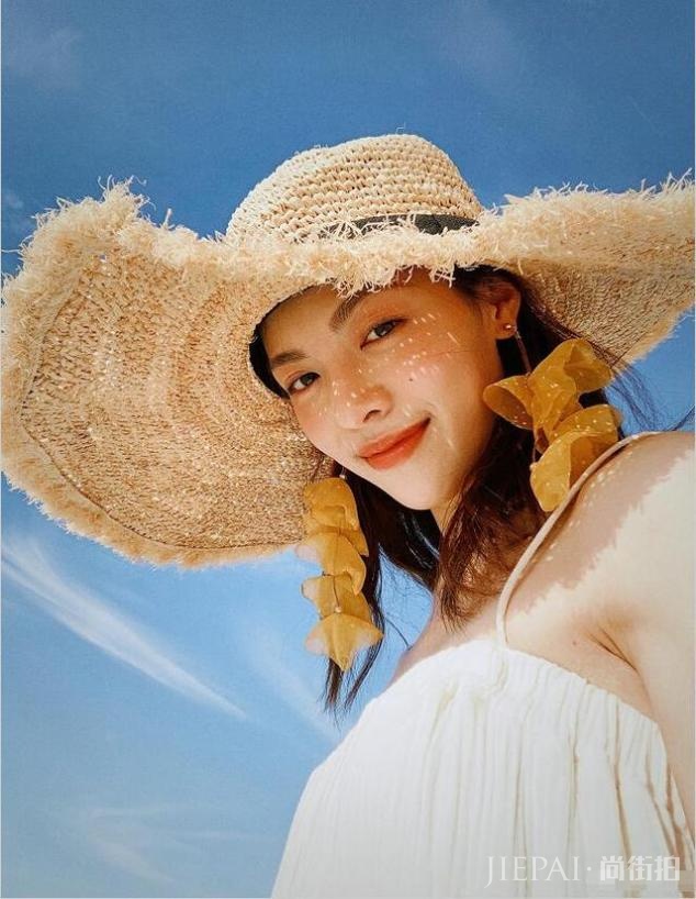 李现前女友钟楚曦晒沙滩美照,公主裙配草帽大秀美腿身材火辣