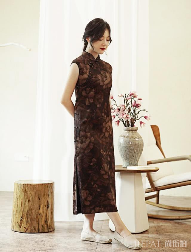 夏天穿一袭香云纱,浸染岁月之美,让人不知身处何年